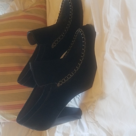 B Makowsky black suede pumps. Size 8 - Picture 2 of 6